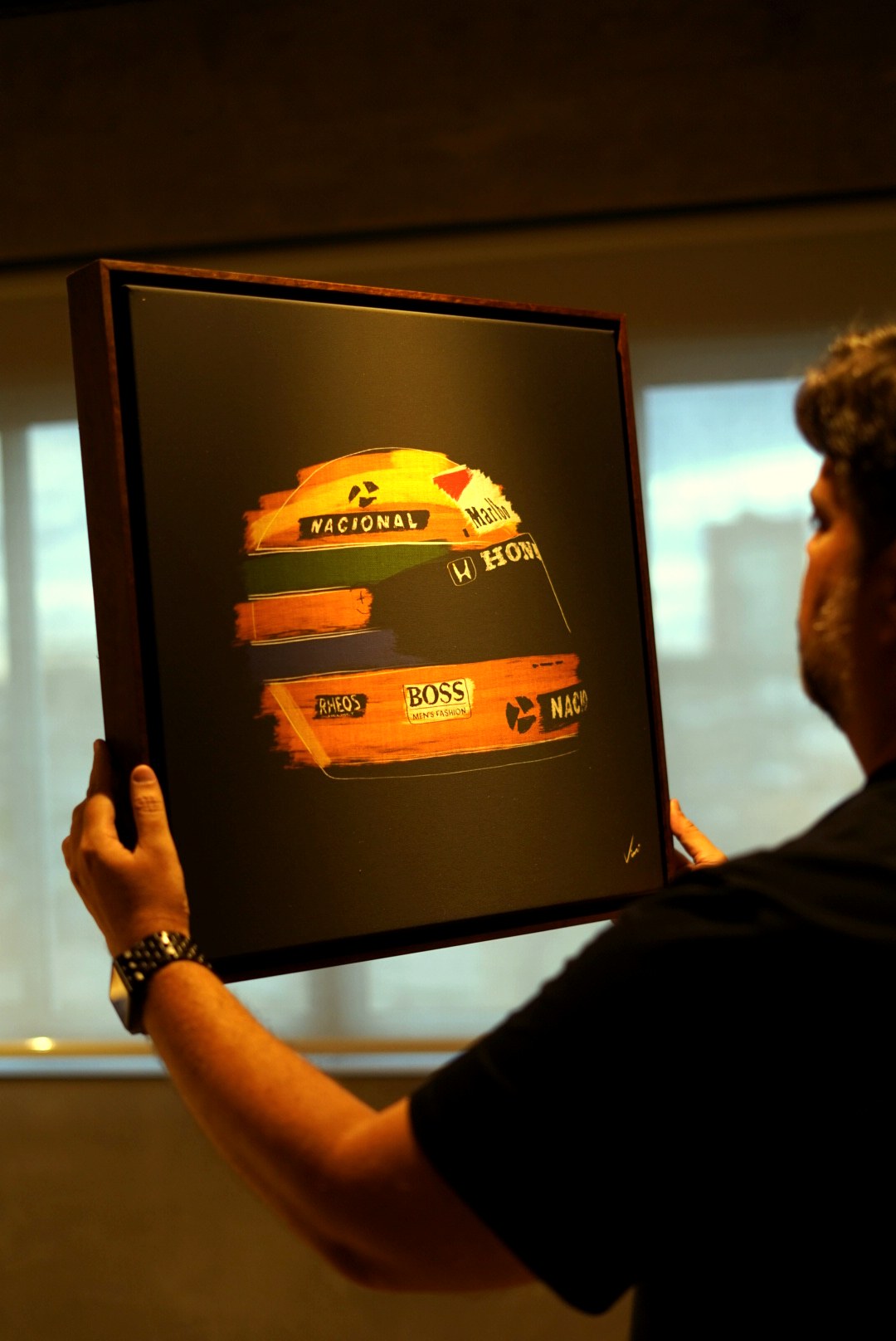Vinícius S. Carvalho segurando a releitura do capacete de Ayrton Senna